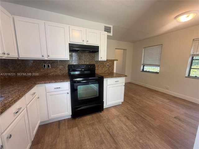 9040 SW 156th St, Palmetto Bay, FL 33157