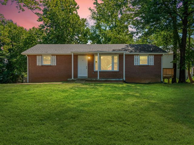 2 Charlemagne Blvd, Clarksville, TN 37042