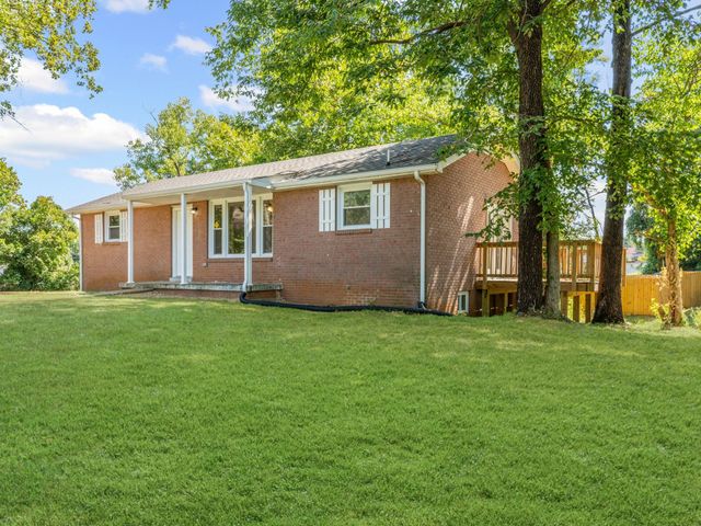 2 Charlemagne Blvd, Clarksville, TN 37042