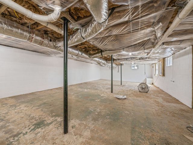 2 Charlemagne Blvd, Clarksville, TN 37042