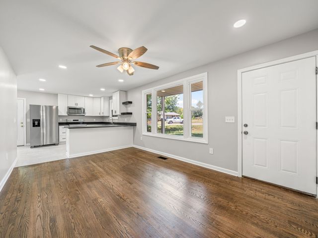 2 Charlemagne Blvd, Clarksville, TN 37042