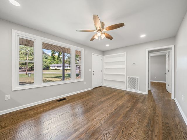 2 Charlemagne Blvd, Clarksville, TN 37042