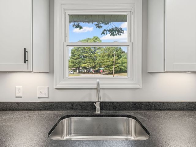 2 Charlemagne Blvd, Clarksville, TN 37042