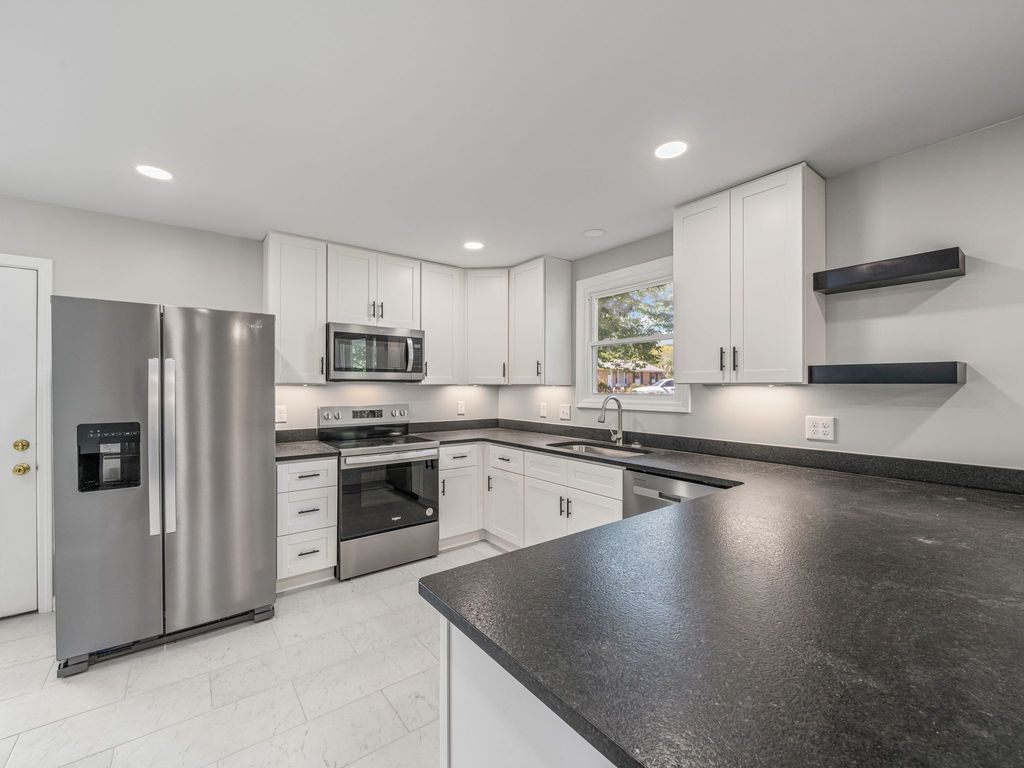 2 Charlemagne Blvd, Clarksville, TN 37042