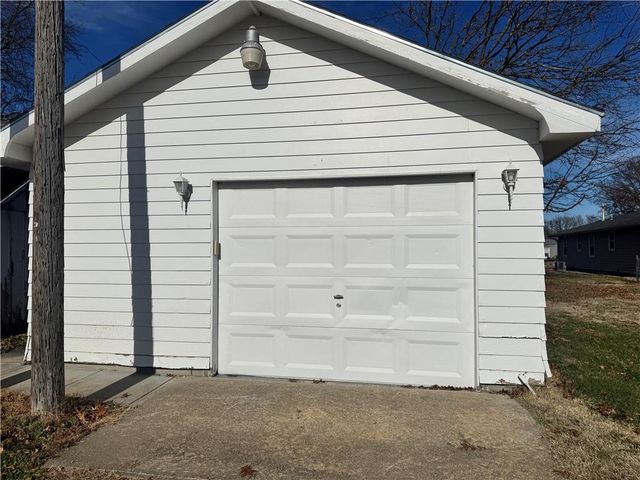 321 E 7th Street, Adrian, MO 64720