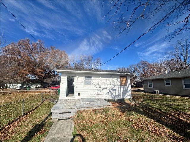 321 E 7th Street, Adrian, MO 64720