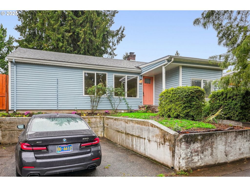 44 Ne LOMBARD St, Portland, OR 97211