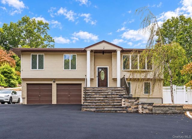 47 McArthur Lane, Smithtown, NY 11787