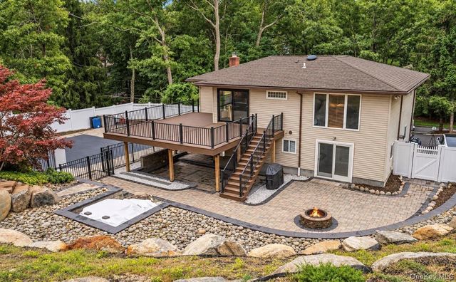 47 McArthur Lane, Smithtown, NY 11787