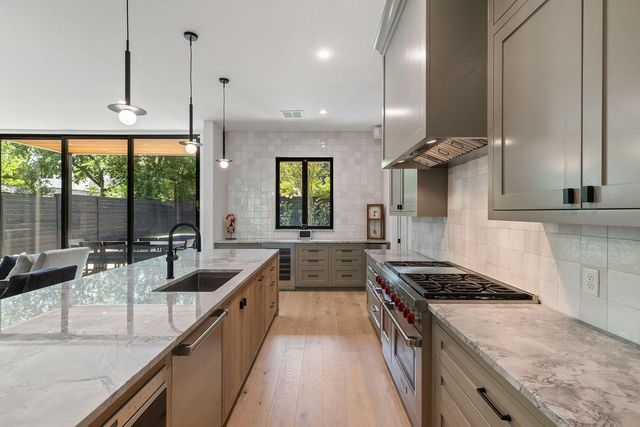 2102 Oxford ST, Austin, TX 78704
