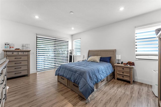 9881 W 34th Ave, Hialeah, FL 33018