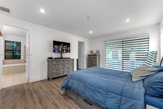 9881 W 34th Ave, Hialeah, FL 33018