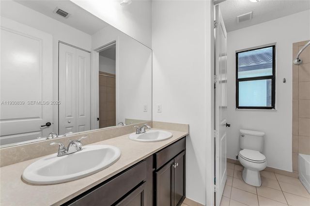 9881 W 34th Ave, Hialeah, FL 33018