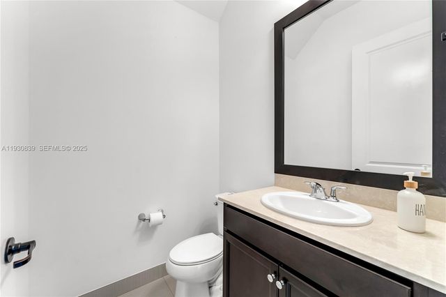 9881 W 34th Ave, Hialeah, FL 33018