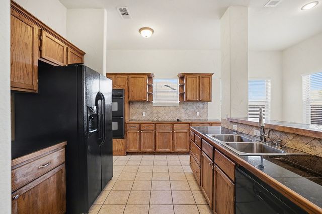 208 Cobblestone Circle, Red Oak, TX 75154