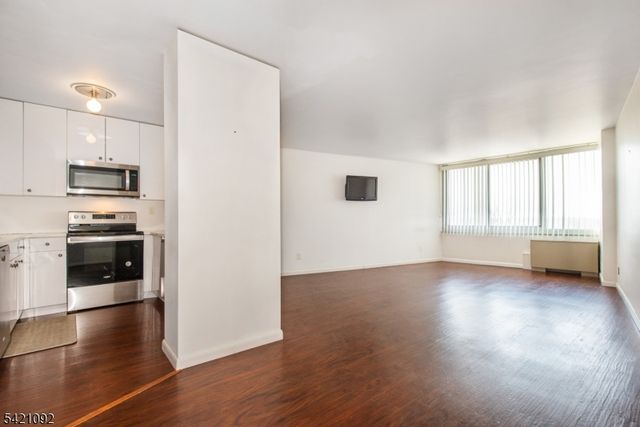 1 Claridge Drive 300, Verona Twp., NJ 07044