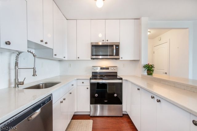 1 Claridge Drive 300, Verona Twp., NJ 07044