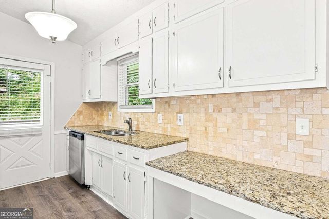 949 Falconcrest Drive, Lawrenceville, GA 30043