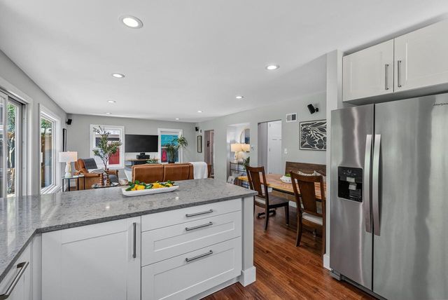736 W Rock PLACE, Glendale, WI 53209