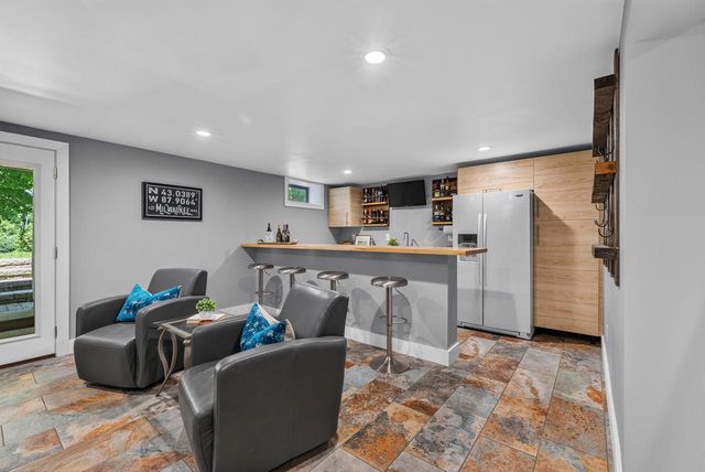 736 W Rock PLACE, Glendale, WI 53209