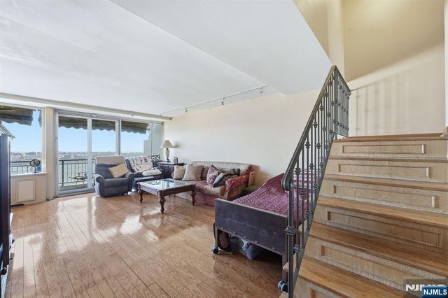 2 Horizon 1010, Fort Lee, NJ 07024