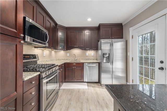 12101 The Bluffs, Strongsville, OH 44136