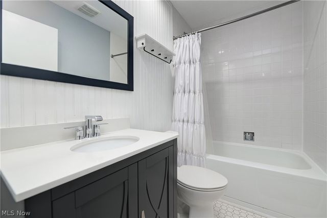 12101 The Bluffs, Strongsville, OH 44136