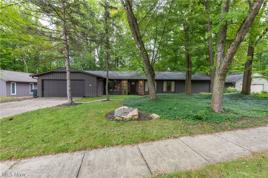 12101 The Bluffs, Strongsville, OH 44136