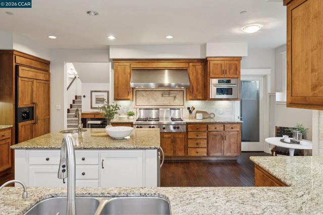 1980 Meadow Rd, Walnut Creek, CA 94595