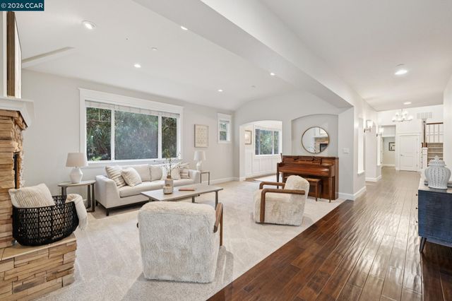 1980 Meadow Rd, Walnut Creek, CA 94595