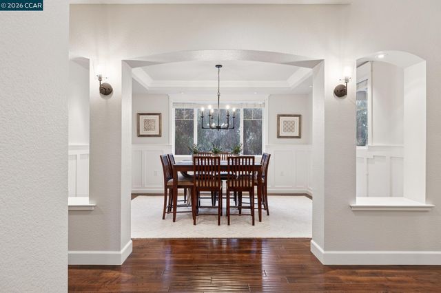 1980 Meadow Rd, Walnut Creek, CA 94595