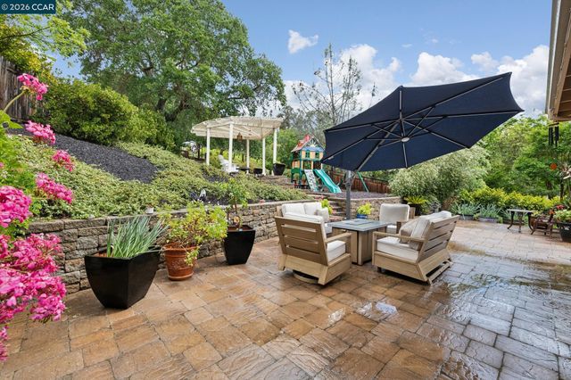 1980 Meadow Rd, Walnut Creek, CA 94595