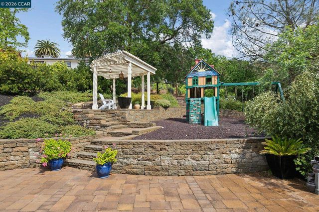 1980 Meadow Rd, Walnut Creek, CA 94595