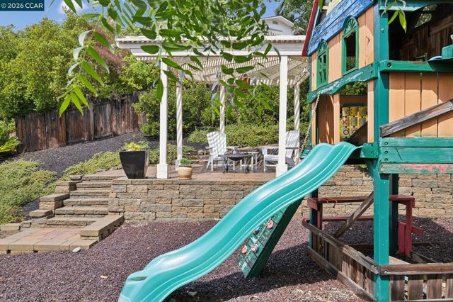 1980 Meadow Rd, Walnut Creek, CA 94595