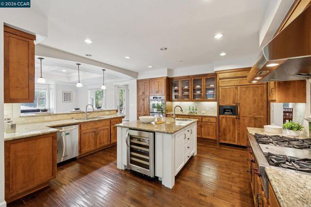 1980 Meadow Rd, Walnut Creek, CA 94595