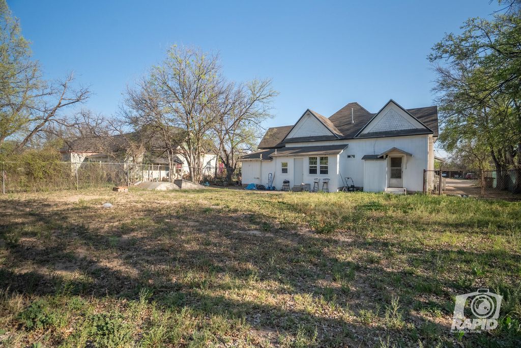 Image 6 of property listing at 410 Spaulding Street, San Angelo, TX 76903