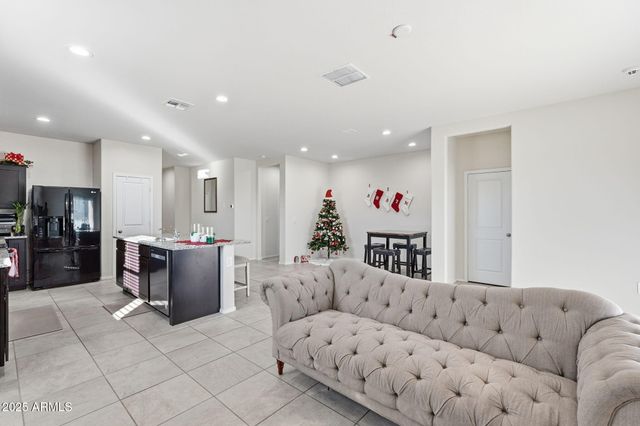 18591 W DESERT HOLLOW Drive, Surprise, AZ 85387