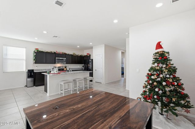 18591 W DESERT HOLLOW Drive, Surprise, AZ 85387