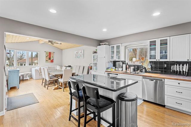 150 Exmoor Road, Waterford, MI 48328