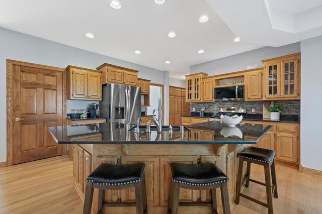 13510 W Edgewood COURT, New Berlin, WI 53151