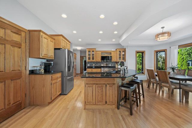 13510 W Edgewood COURT, New Berlin, WI 53151