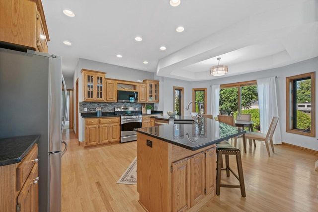 13510 W Edgewood COURT, New Berlin, WI 53151