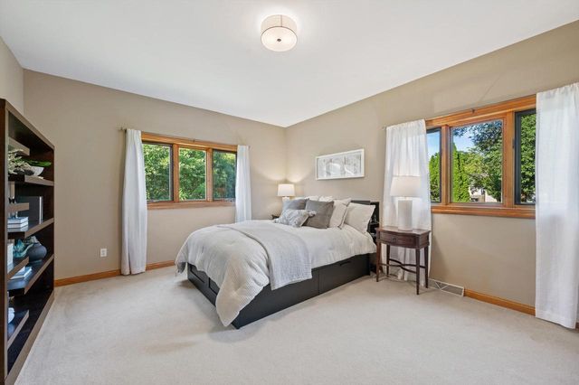 13510 W Edgewood COURT, New Berlin, WI 53151