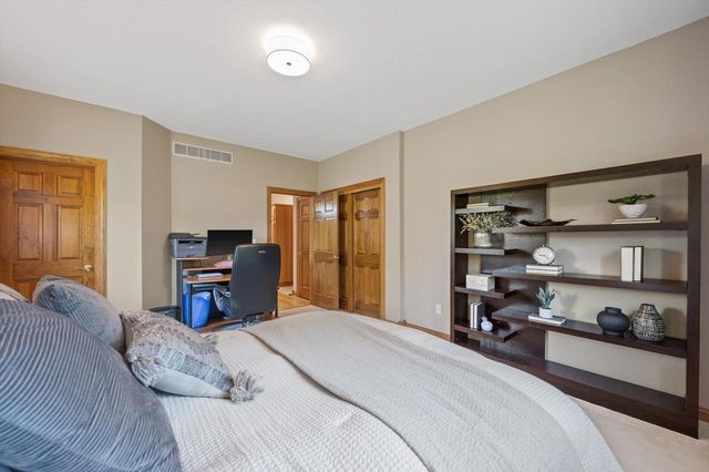 13510 W Edgewood COURT, New Berlin, WI 53151