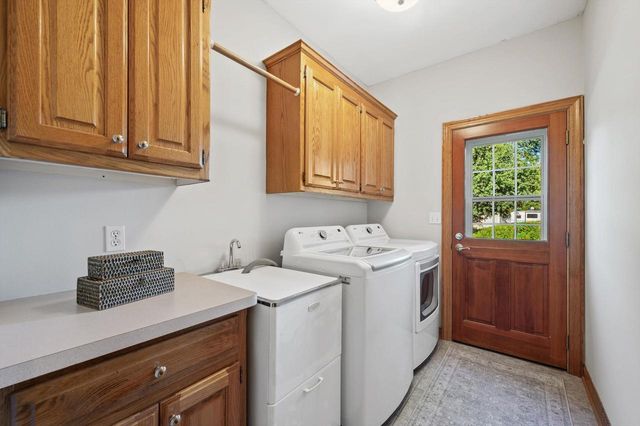 13510 W Edgewood COURT, New Berlin, WI 53151