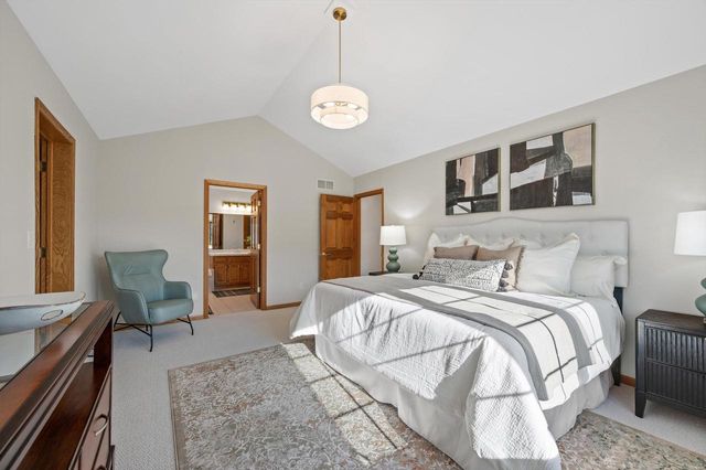 13510 W Edgewood COURT, New Berlin, WI 53151