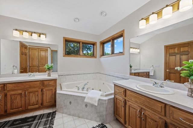 13510 W Edgewood COURT, New Berlin, WI 53151