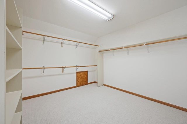 13510 W Edgewood COURT, New Berlin, WI 53151