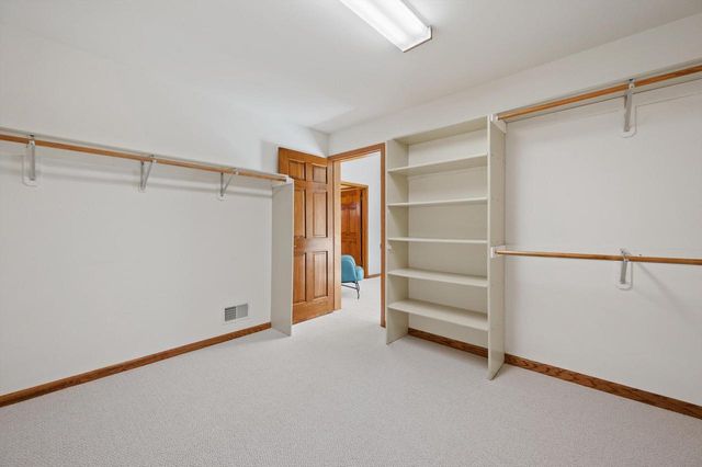 13510 W Edgewood COURT, New Berlin, WI 53151