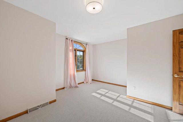 13510 W Edgewood COURT, New Berlin, WI 53151